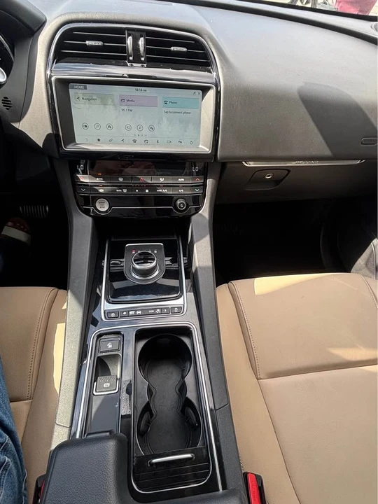 2019 Jaguar F-Pace - Image 15 of 17