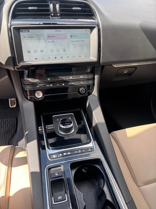 2019 Jaguar F-Pace - Image 11 of 17
