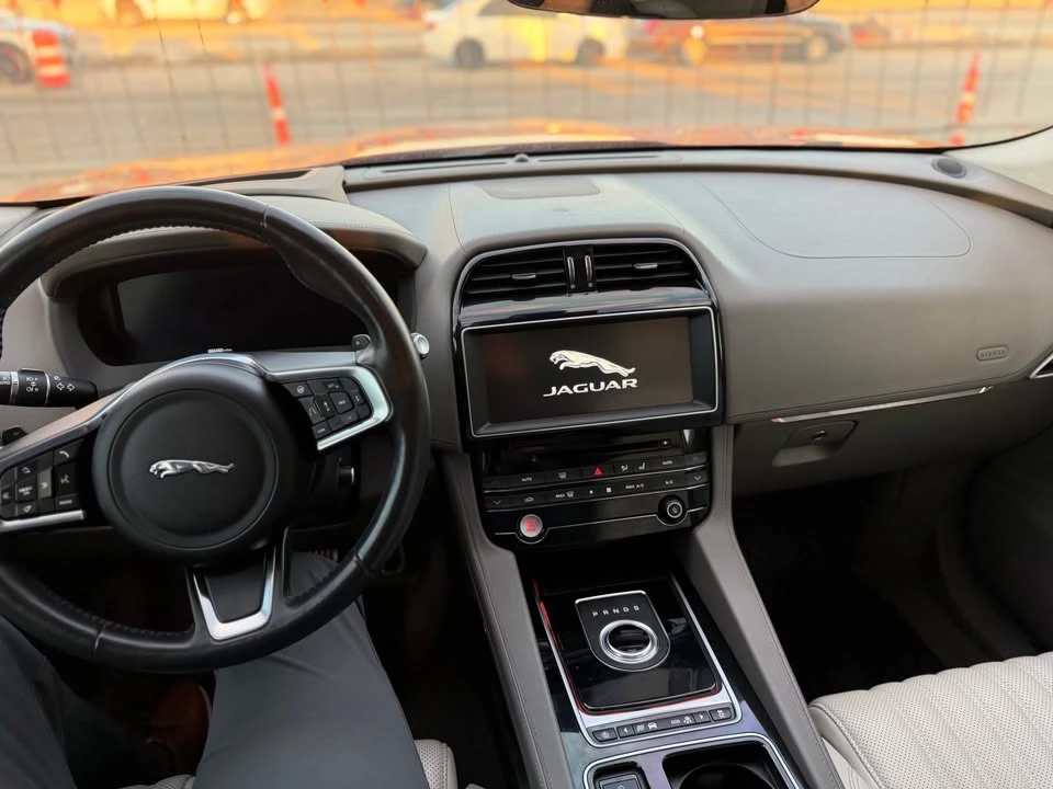 2019 Jaguar F-Pace - Image 9 of 10