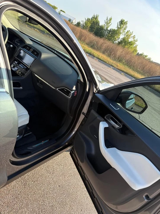 2019 Jaguar F-Pace - Image 13 of 17