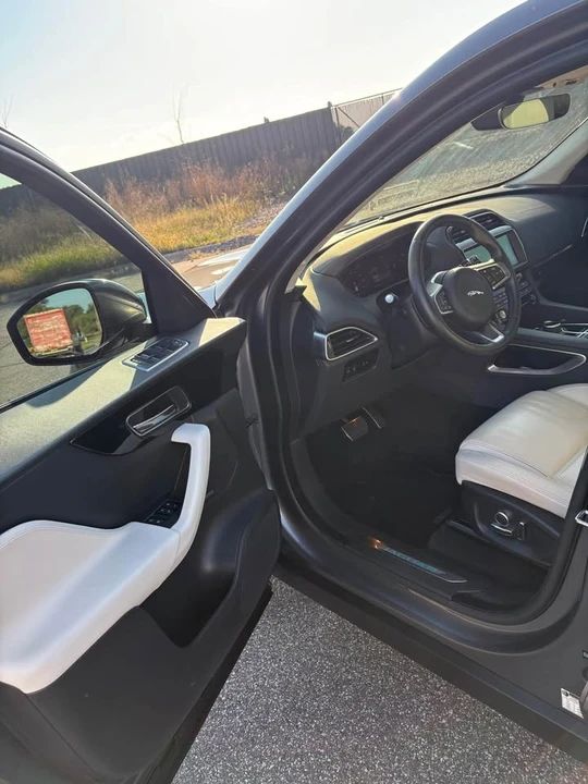 2019 Jaguar F-Pace - Image 9 of 17