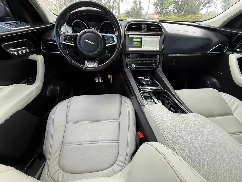 2019 Jaguar F-Pace - Image 14 of 20