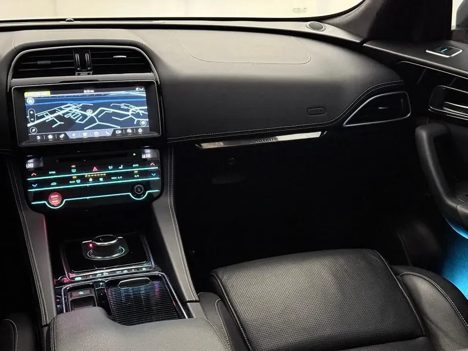 2019 Jaguar F-Pace - Image 12 of 20
