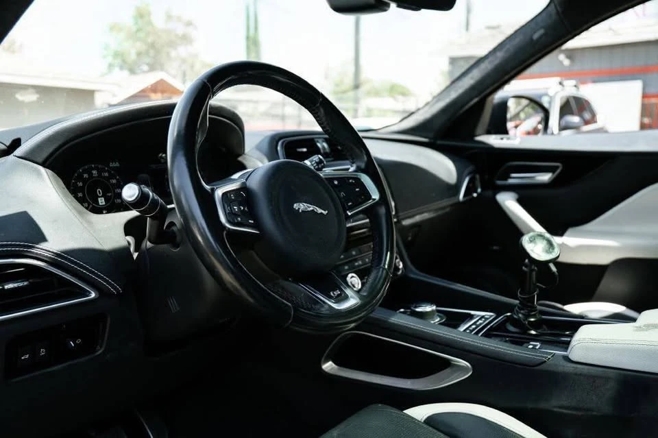 2019 Jaguar F-Pace - Image 18 of 20