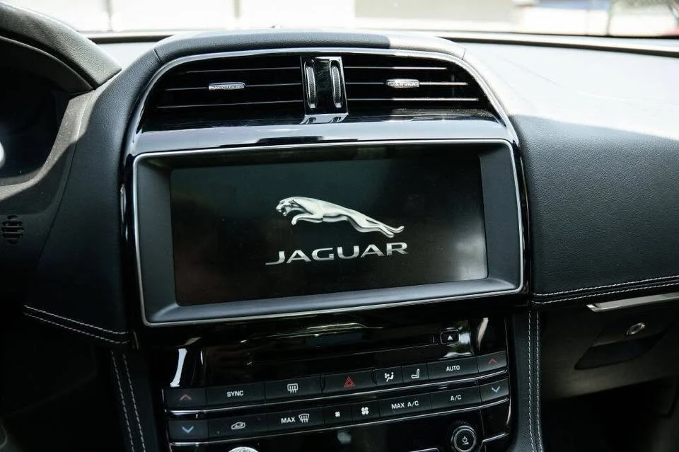 2019 Jaguar F-Pace - Image 17 of 20
