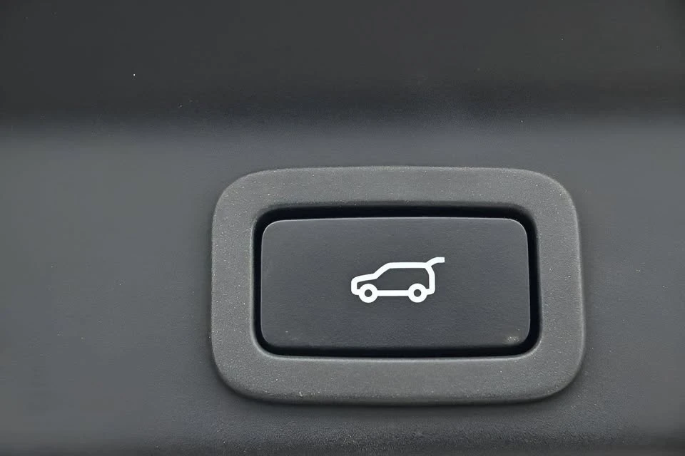 2019 Jaguar F-Pace - Image 16 of 20