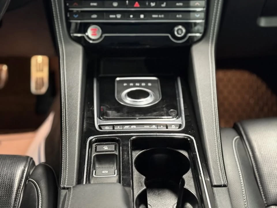 2019 Jaguar F-Pace - Image 14 of 17
