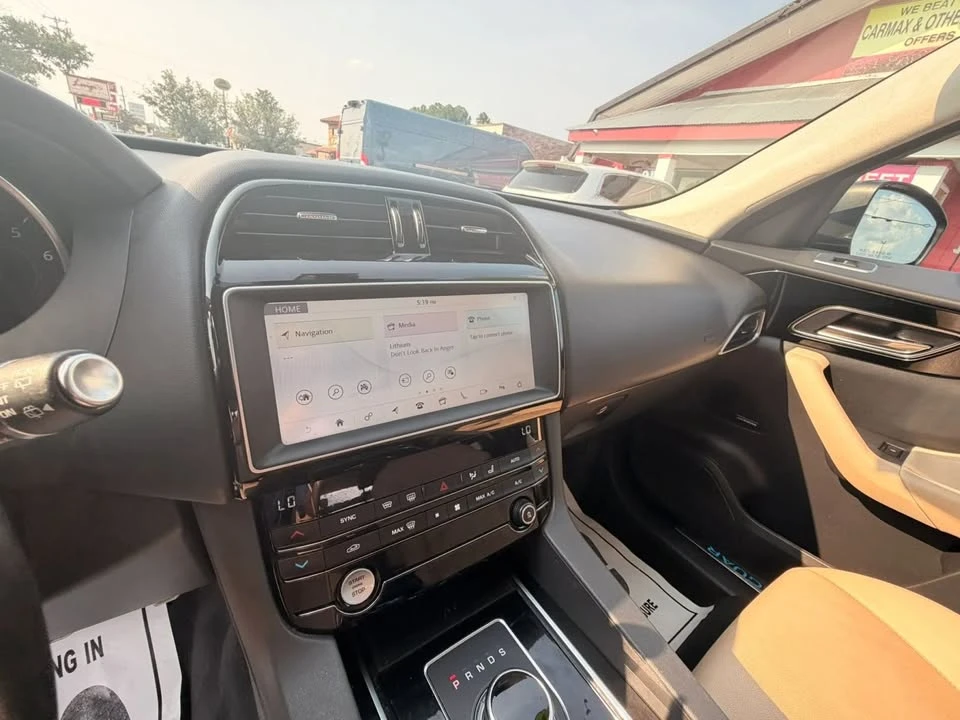2019 Jaguar F-Pace - Image 10 of 15