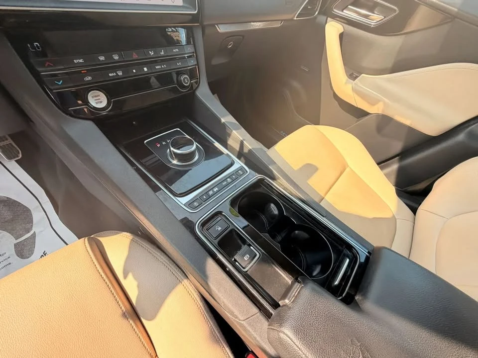 2019 Jaguar F-Pace - Image 11 of 15