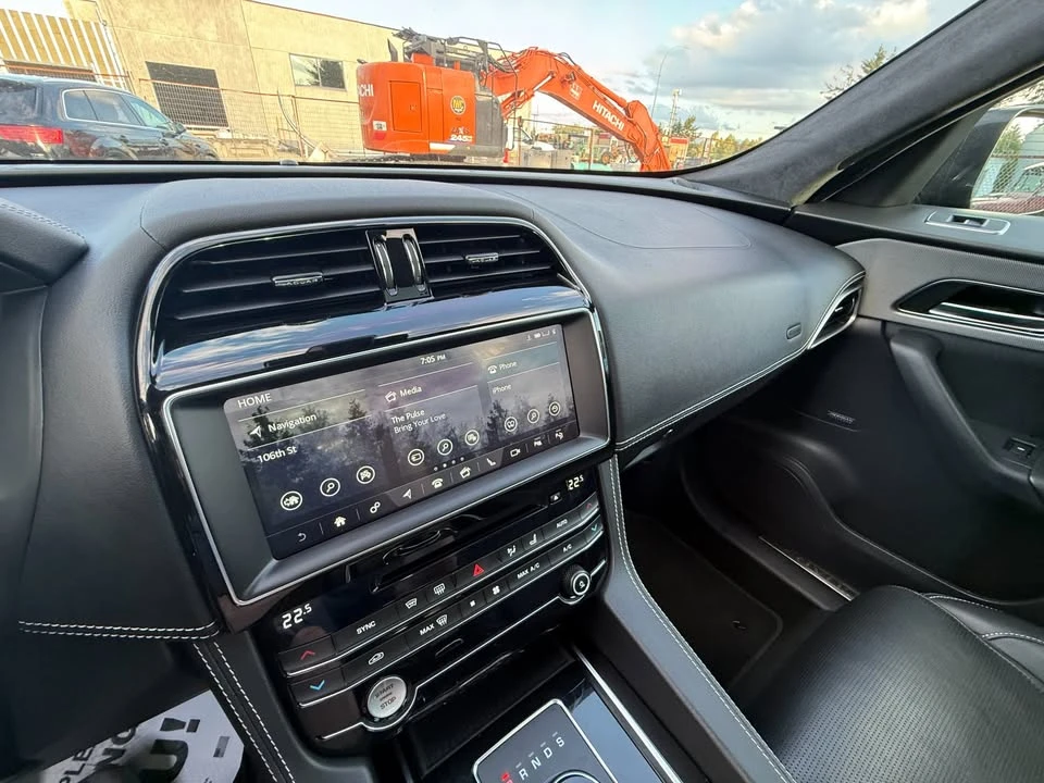 2019 Jaguar F-Pace - Image 14 of 20
