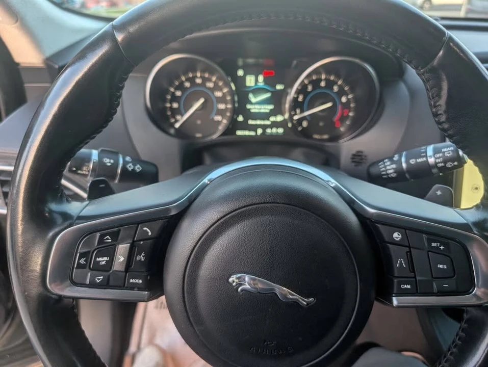 2019 Jaguar F-Pace - Image 15 of 19