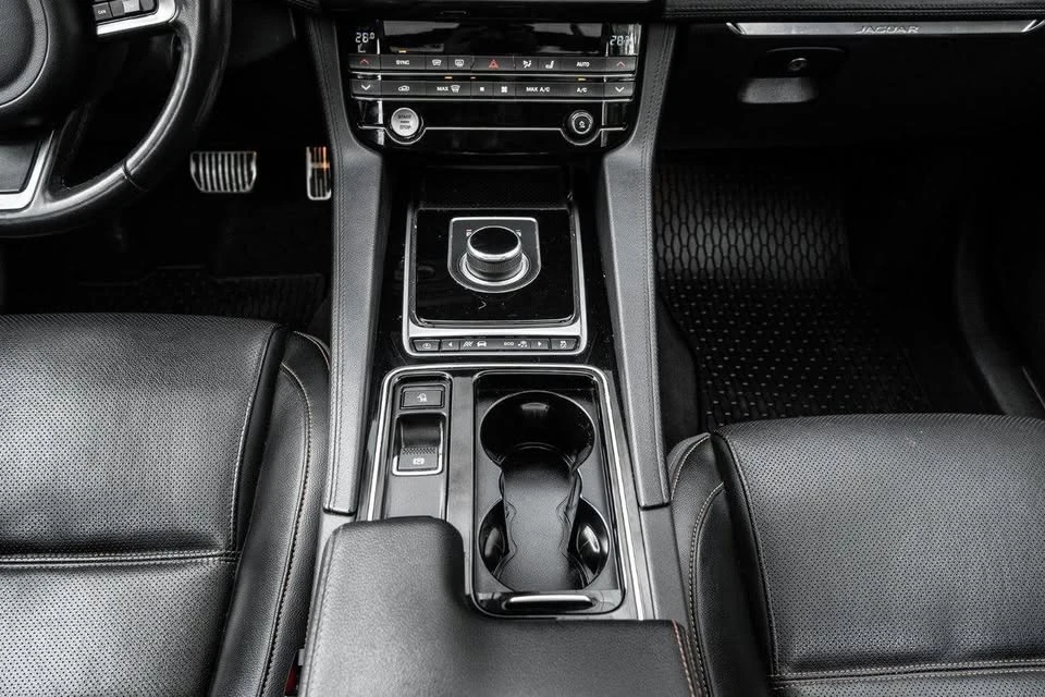 2019 Jaguar F-Pace - Image 8 of 19