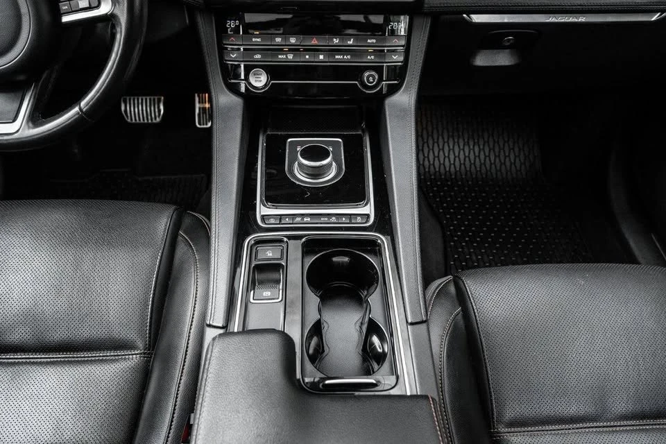 2019 Jaguar F-Pace - Image 8 of 19