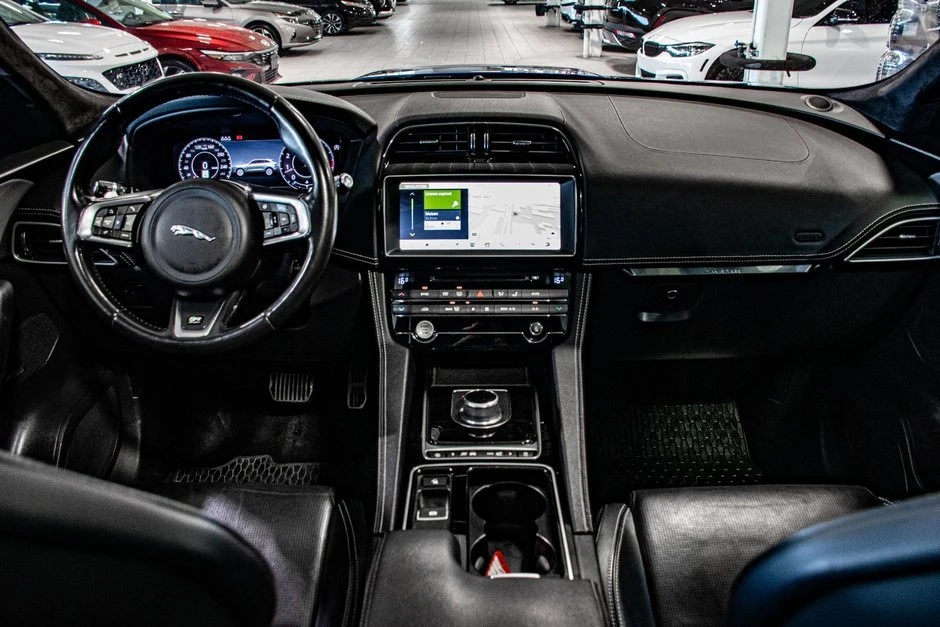 2019 Jaguar F-Pace - Image 4 of 15