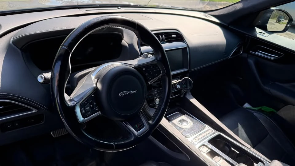2019 Jaguar F-Pace - Image 8 of 10