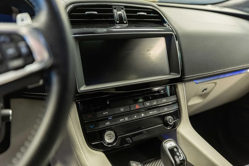 2019 Jaguar F-Pace SVR - Image 13 of 15