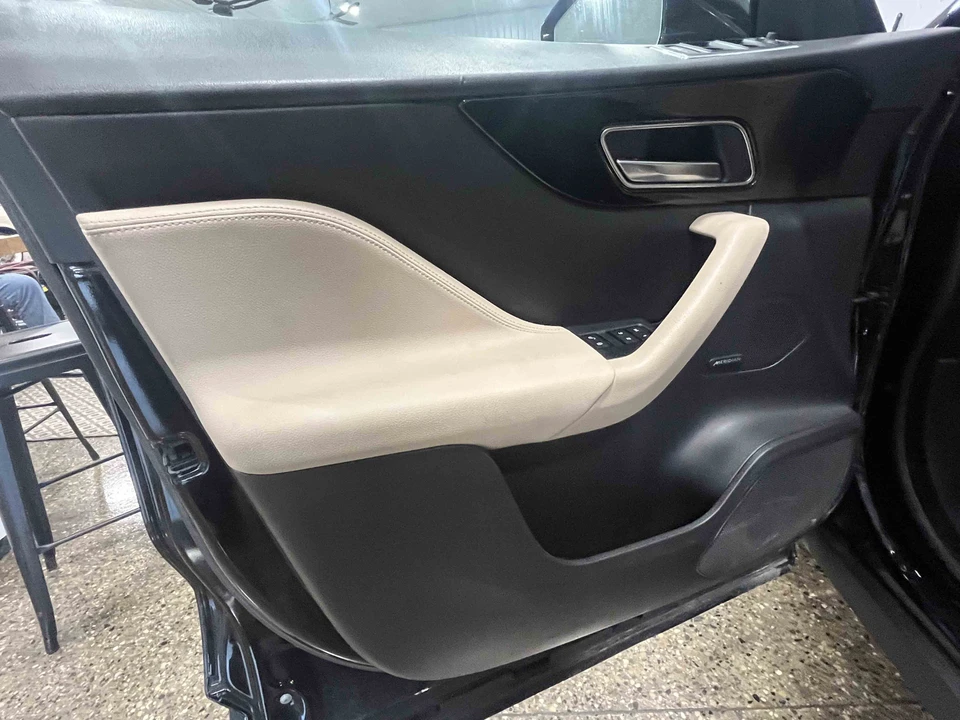 2019 Jaguar F-Pace - Image 23 of 31