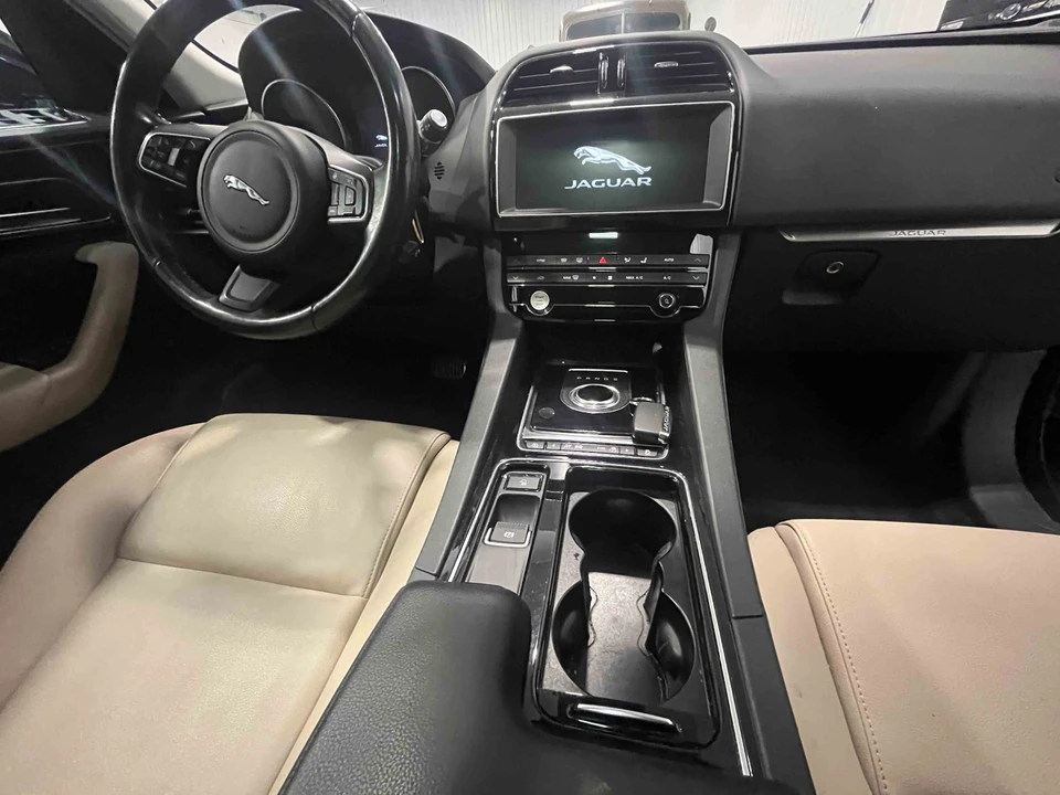 2019 Jaguar F-Pace - Image 27 of 31