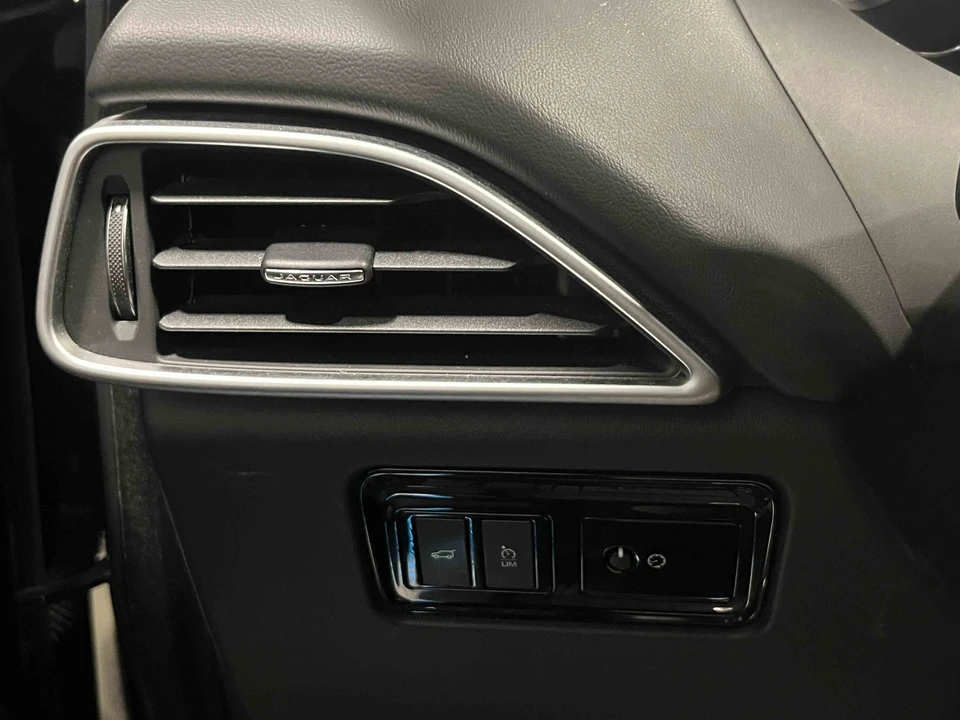2019 Jaguar F-Pace - Image 28 of 31