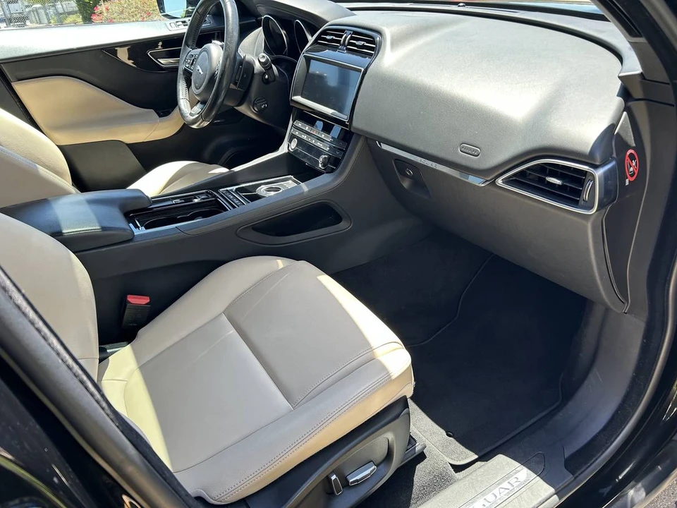 2019 Jaguar F-Pace - Image 15 of 22