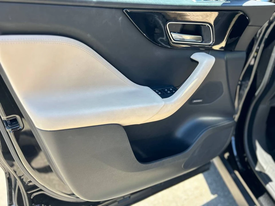 2019 Jaguar F-Pace - Image 11 of 22