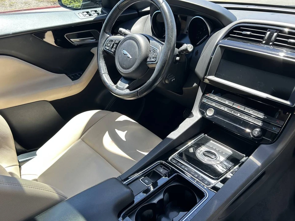 2019 Jaguar F-Pace - Image 16 of 22