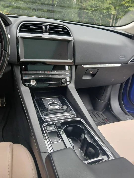 2019 Jaguar F-Pace - Image 10 of 12
