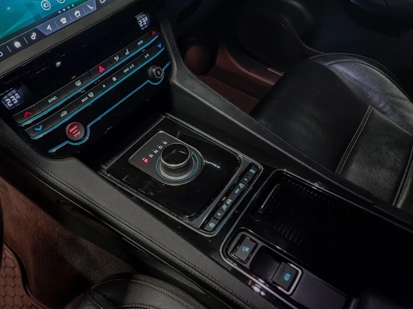 2019 Jaguar F-Pace - Image 6 of 10