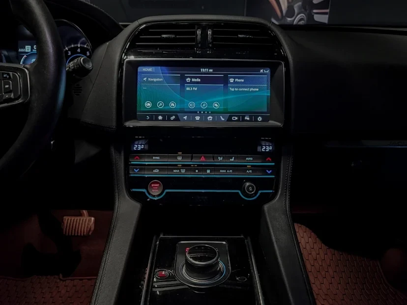 2019 Jaguar F-Pace - Image 7 of 10