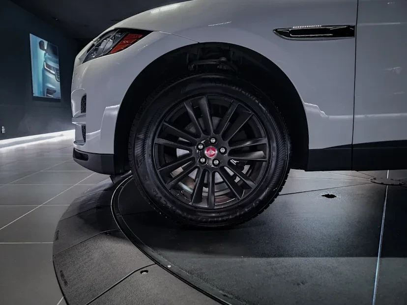 2019 Jaguar F-Pace - Image 9 of 10