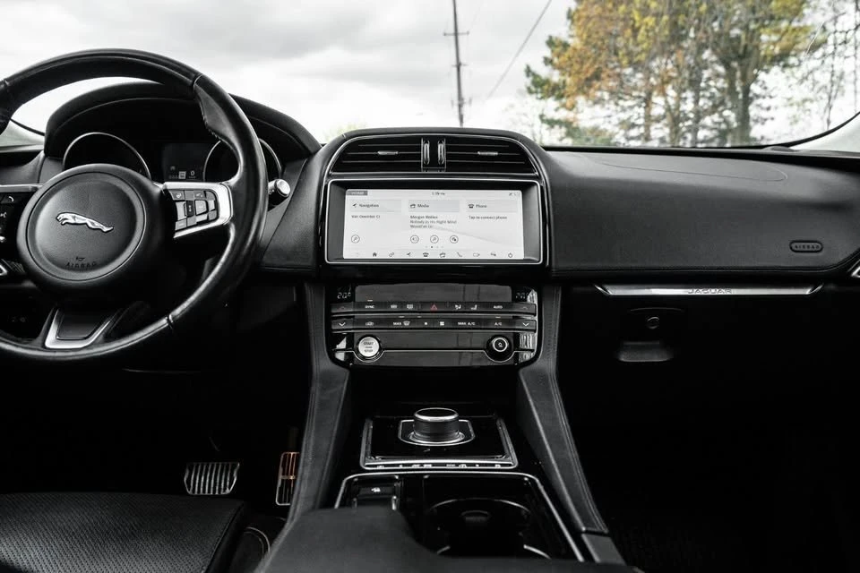 2019 Jaguar F-Pace - Image 10 of 15