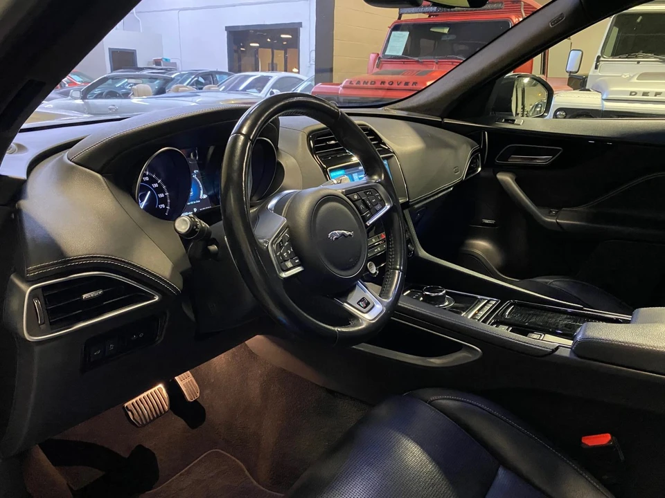 2019 Jaguar F-Pace - Image 16 of 21