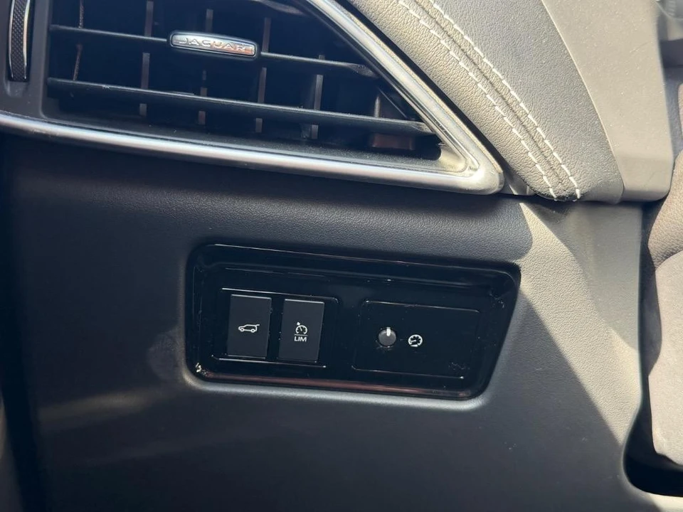 2019 Jaguar F-Pace - Image 16 of 21