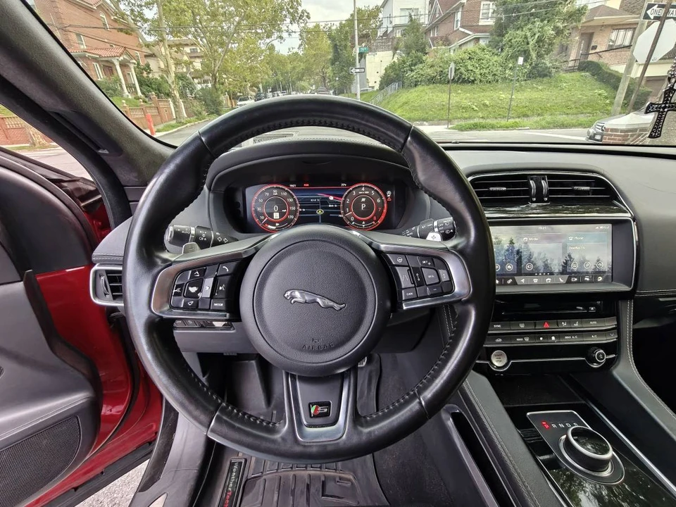 2019 Jaguar F-Pace - Image 18 of 24