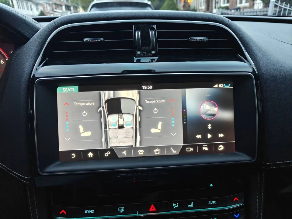 2019 Jaguar F-Pace - Image 13 of 24