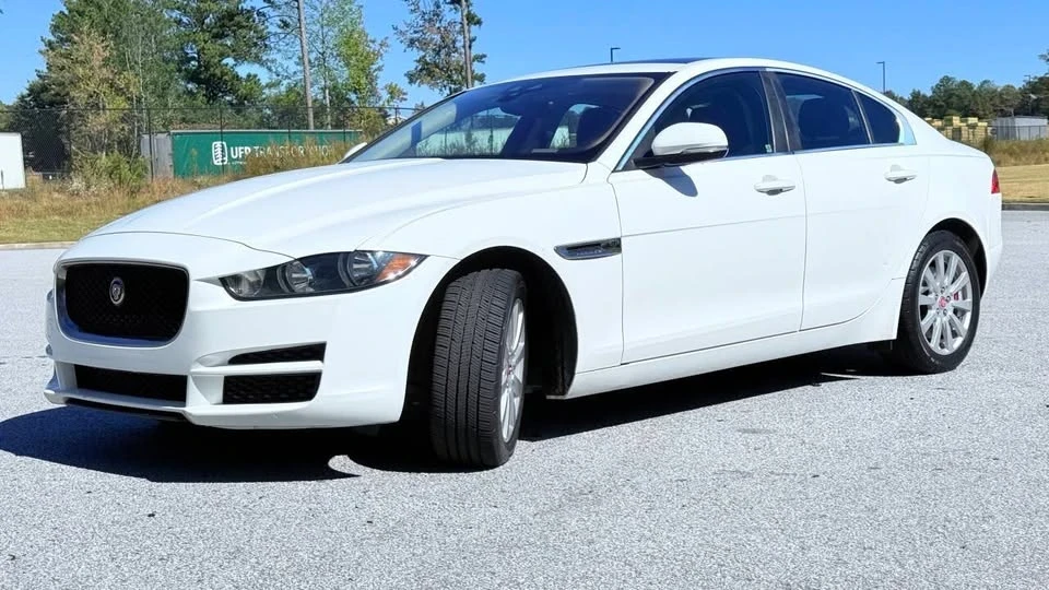 2019 Jaguar XE - Image 14 of 17