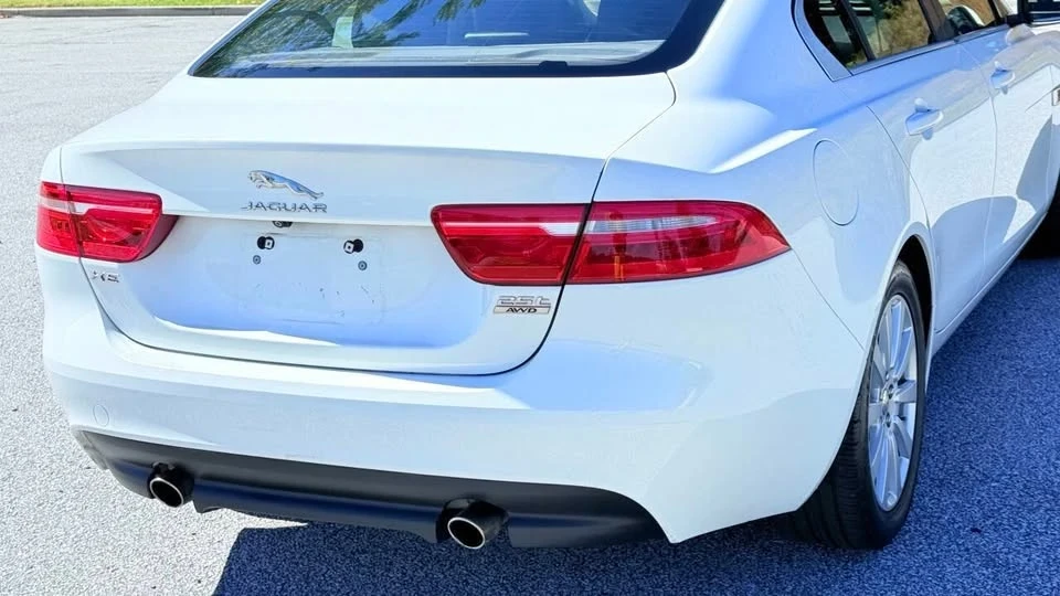 2019 Jaguar XE - Image 7 of 17