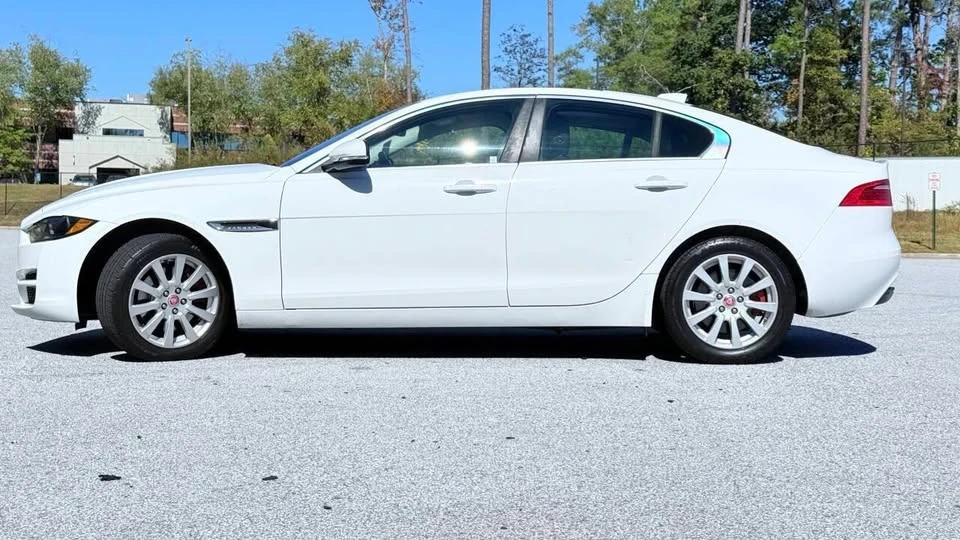2019 Jaguar XE - Image 11 of 17