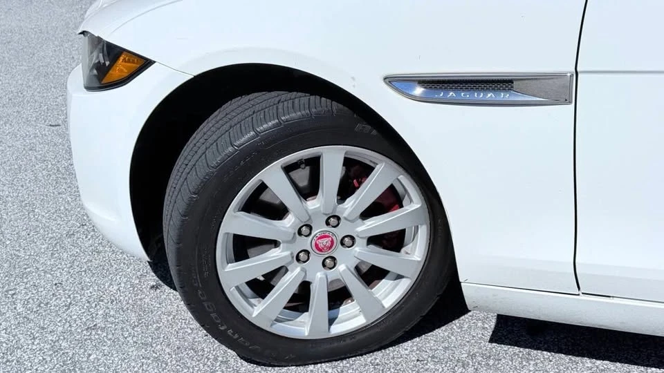 2019 Jaguar XE - Image 10 of 17