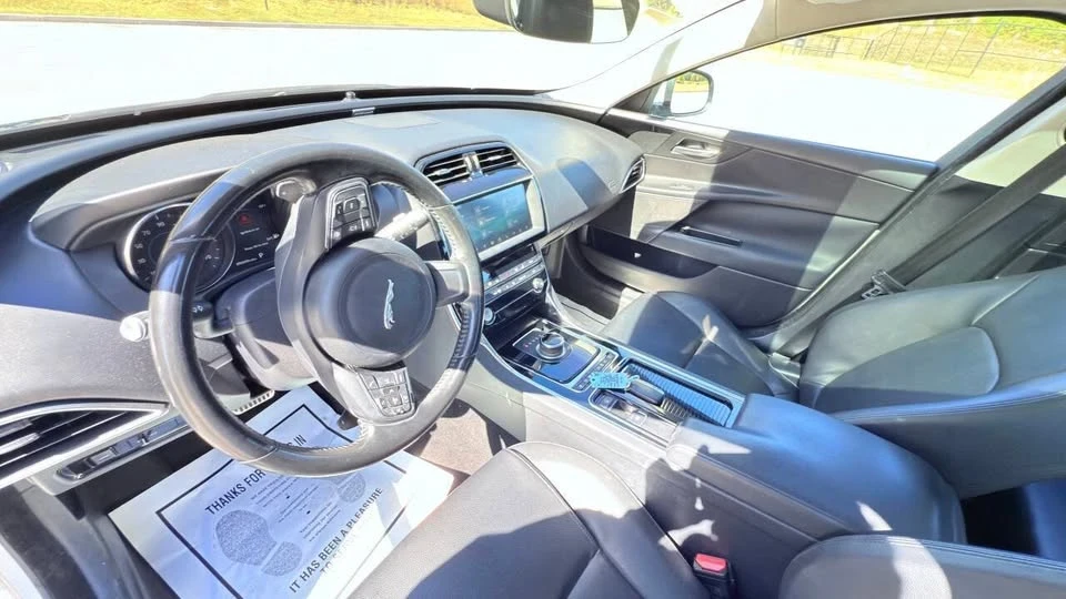 2019 Jaguar XE - Image 16 of 17