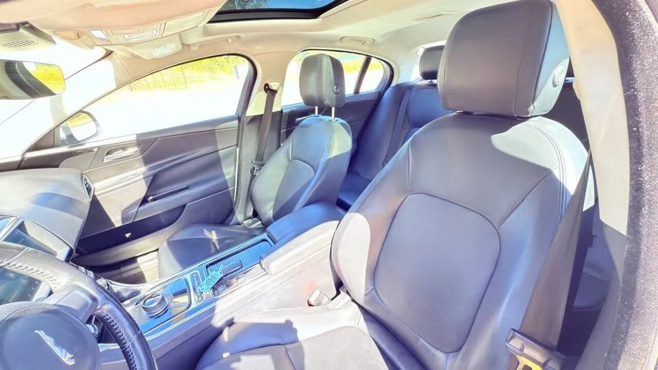 2019 Jaguar XE - Image 15 of 17