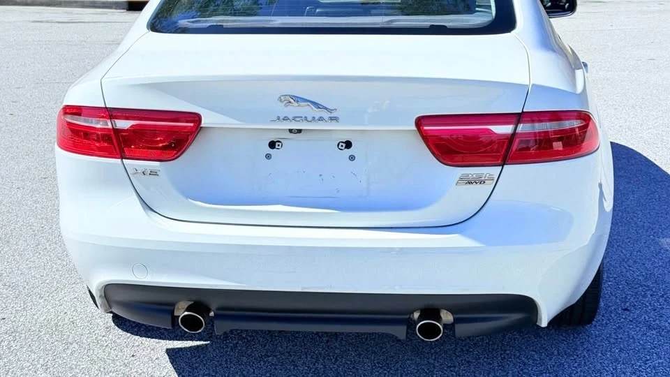 2019 Jaguar XE - Image 8 of 17