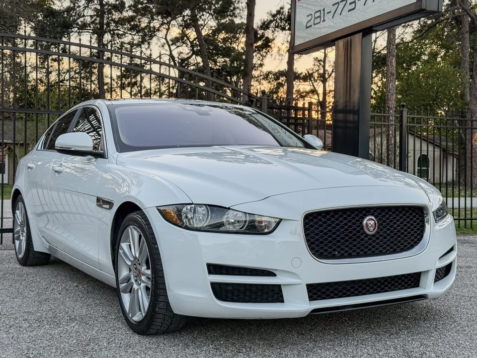 2019 Jaguar XE - Image 6 of 12