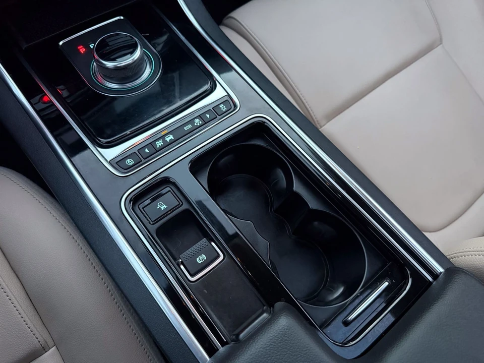 2019 Jaguar XE - Image 11 of 12