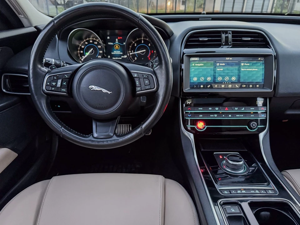 2019 Jaguar XE - Image 12 of 12