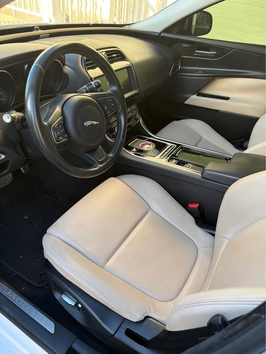 2019 Jaguar XE - Image 4 of 10