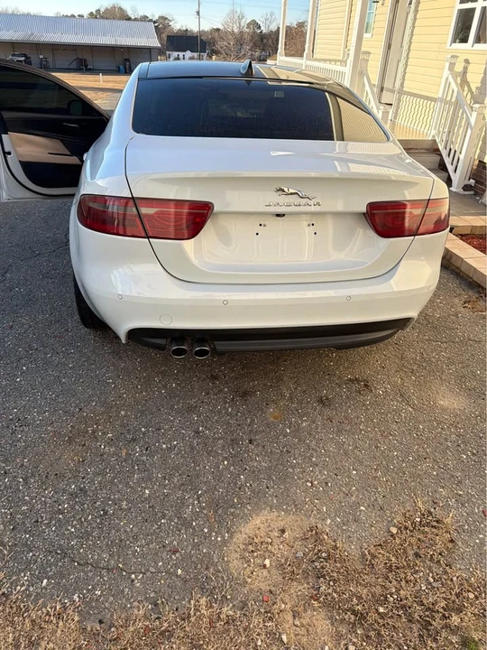 2019 Jaguar XE - Image 8 of 10
