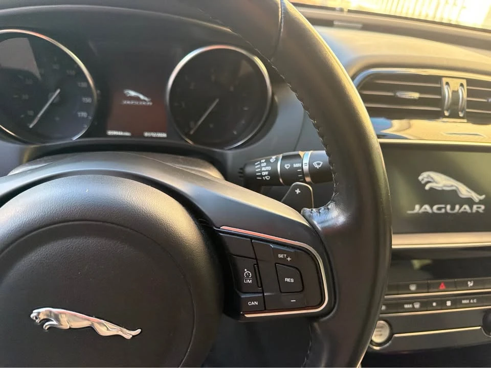 2019 Jaguar XE - Image 5 of 10