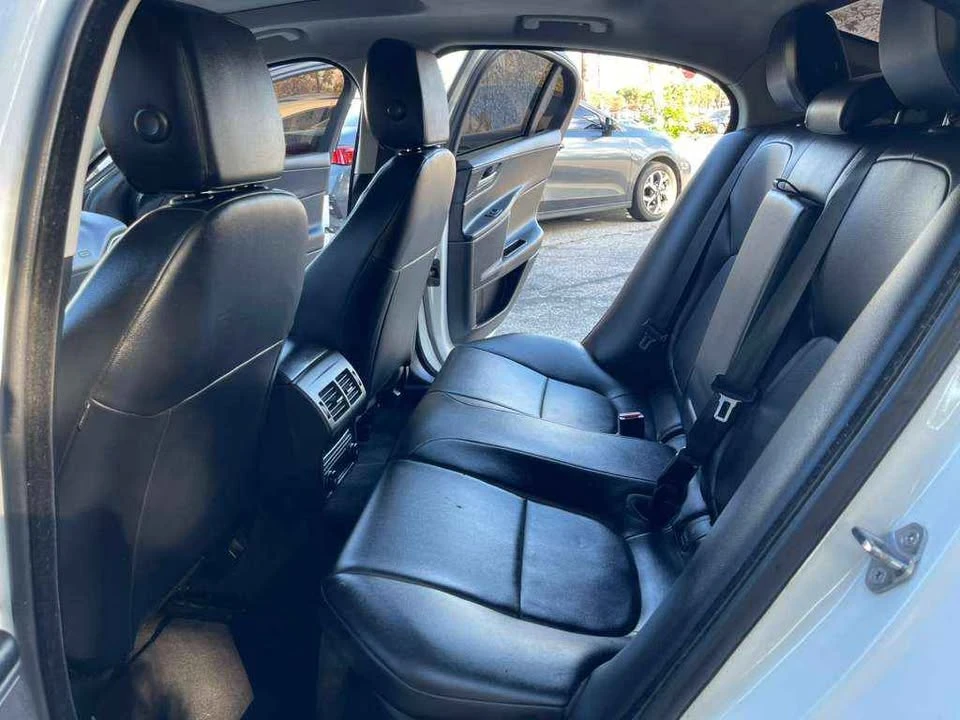 2019 Jaguar XE - Image 7 of 20