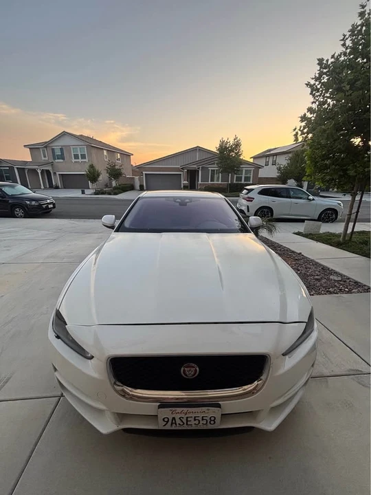 2019 Jaguar XE - Image 5 of 12
